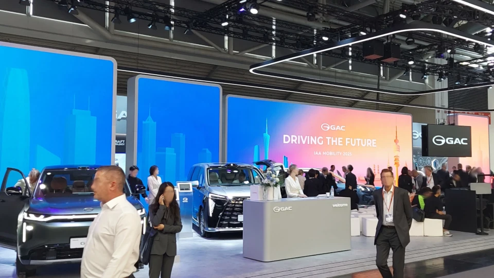 Messestand mit Automibilen und LED Wänden - GAC Motors