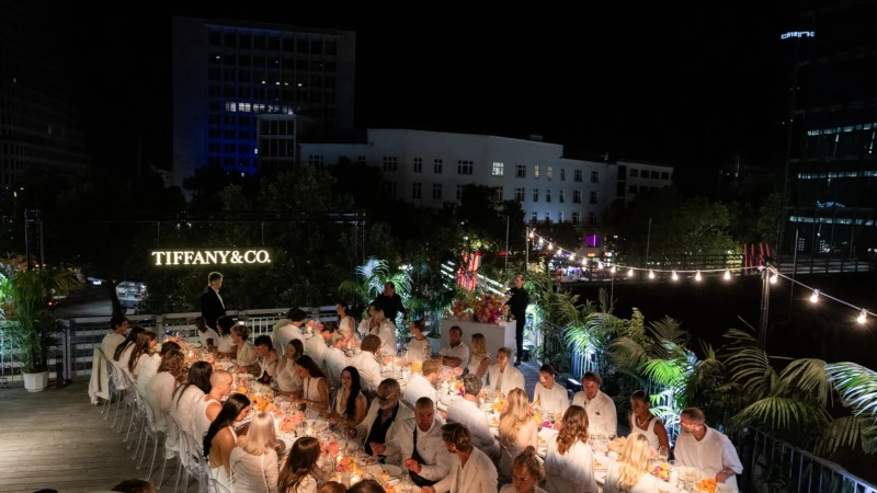 Luxuriöses Dinner bei Nacht mit Laser für Tiffany&Co