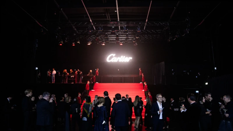 Treppe mit rotem Teppich für Cartier